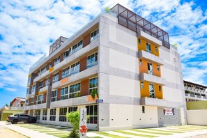 Et moderne hotel med flere etager, med altaner, store vinduer og et fladt tag.