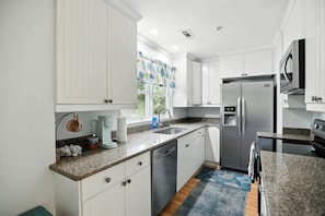 House, 3 Bedrooms | Private kitchen | Fridge, oven, coffee/tea maker, toaster