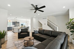 Resortwoning, 3 slaapkamers | Woonruimte | Een smart-tv en streamingdiensten