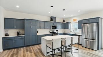 Stadtwohnung, 3 Schlafzimmer | Eigene Küche | Kühlschrank, Ofen, Wasserkocher mit Kaffee-/Teezubehör, Toaster