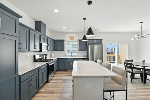 Modern Townhome Retreat In Prime Location 3 Bedroom Townhouse