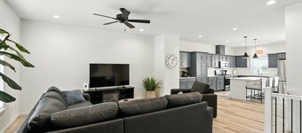 Modern Townhome Retreat In Prime Location 3 Bedroom Townhouse