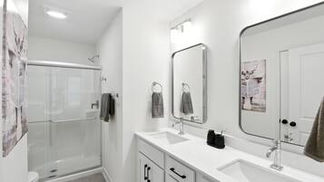 Townhome, 3 Bedrooms | Bathroom | Towels, shampoo