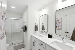 Városi lakás, 3 hálószobával | Fürdőszoba | Törölközők és sampon