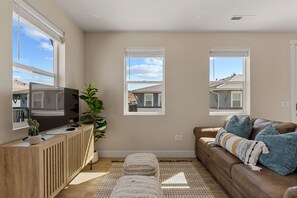 منزل - غرفة نوم واحدة | منطقة المعيشة | تلفزيون ذكي