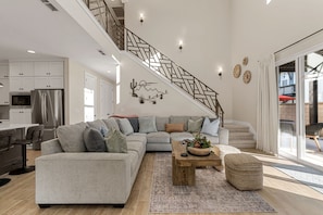 House, 5 Bedrooms | Living area