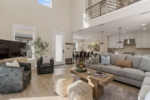 House, 5 Bedrooms | Living area