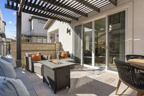 House, 6 Bedrooms | Outdoor dining