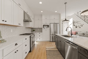 House, 6 Bedrooms | Private kitchen