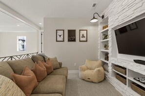 House, 6 Bedrooms | Living area