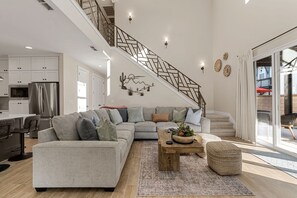 House, 6 Bedrooms | Living area | Smart TV