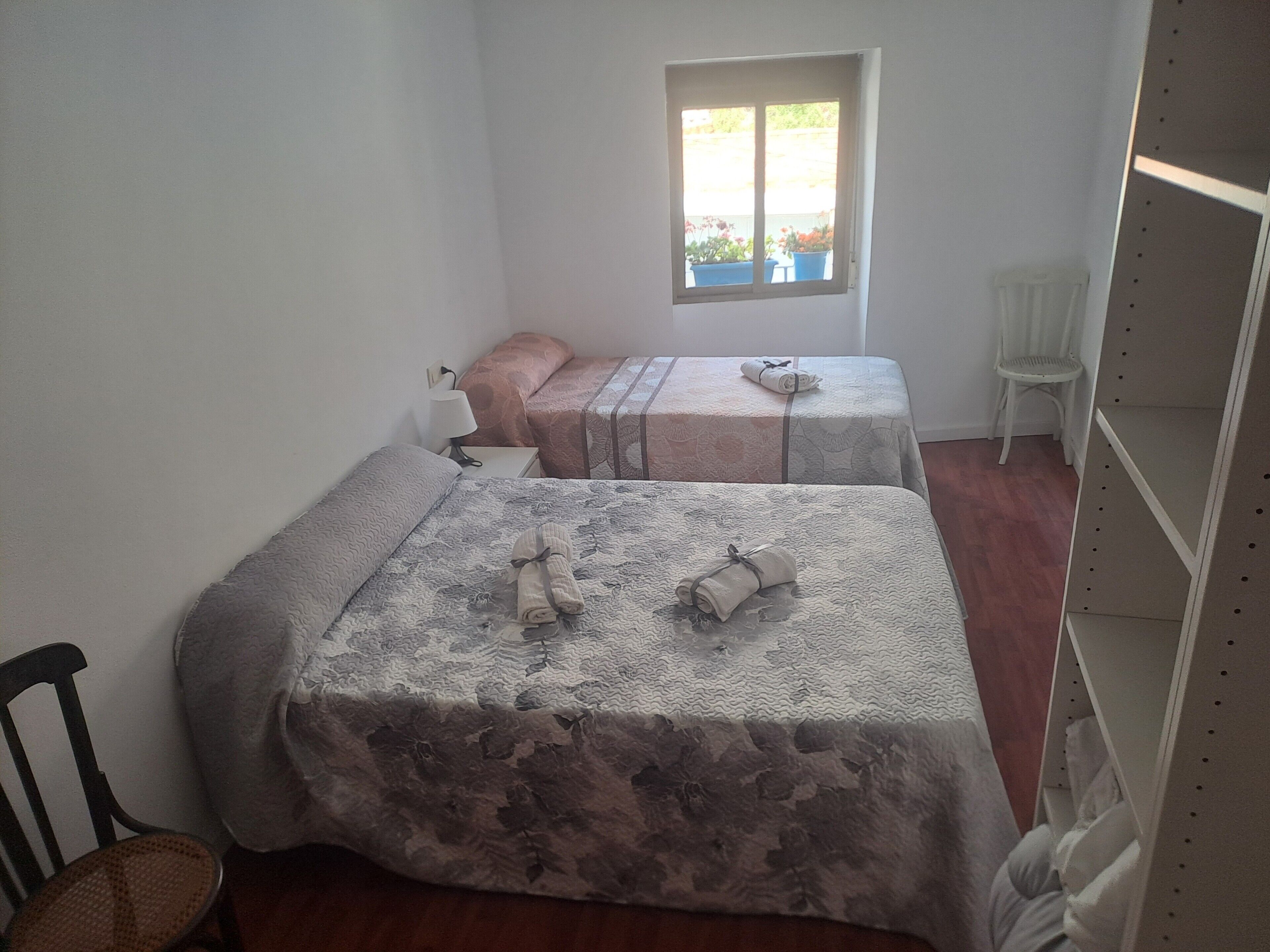 2 dormitorios, tabla de planchar con plancha, wifi y ropa de cama