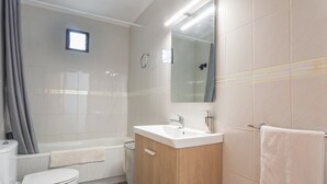 A bathroom with a toilet, sink, and bathtub. - Apartment 'La Manchega' with Mountain Views, Wi-Fi and Air Conditioning (Villar del Arzobispo)