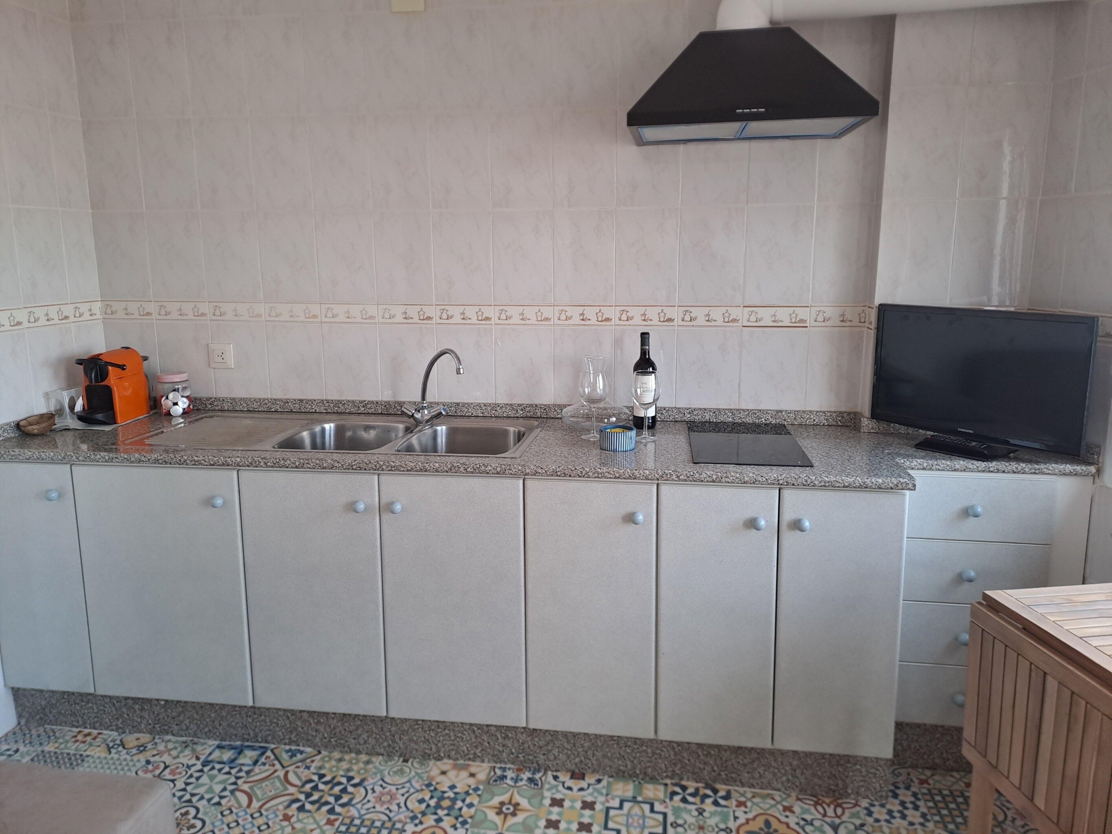 Cafetera o tetera, frigorífico, microondas y placa de cocina