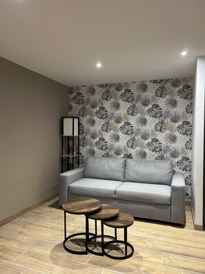 TV - Renovated country house close to amenities. Pets welcome. (Mescoules)