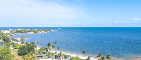 Una playa cerca, sillas reclinables de playa, toallas de playa