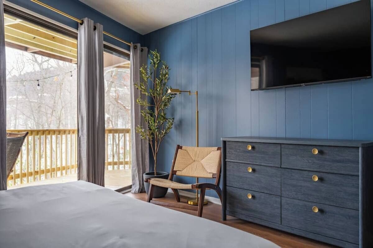 5 bedrooms, iron/ironing board, WiFi, bed sheets