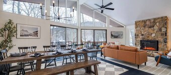 Views & Privacy! Sleeps 12, theater, hot tub, and pool table