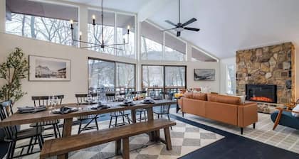 Views & Privacy! Sleeps 12, theater, hot tub, and pool table