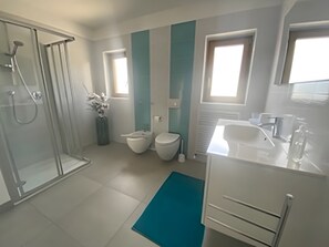 Dusche, Haartrockner, Handtücher
