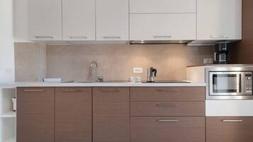 Frigorifero, microonde, piano cottura, lavastoviglie