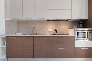 Réfrigérateur, micro-ondes, plaque de cuisson, lave-vaisselle