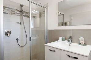 Douche, séchoir à cheveux, serviettes fournies