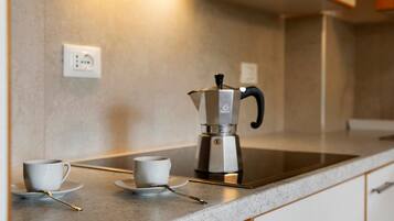 Kühlschrank, Mikrowelle, Herdplatte, Geschirrspüler