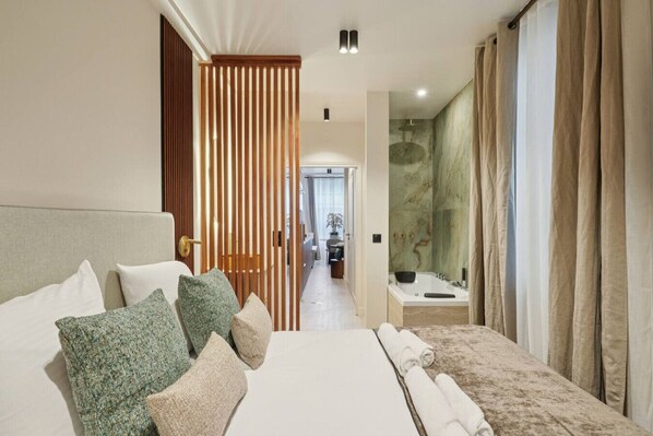 2 عدّة غرف نوم ومكتب ومكواة/لوح كي وسرير سفر