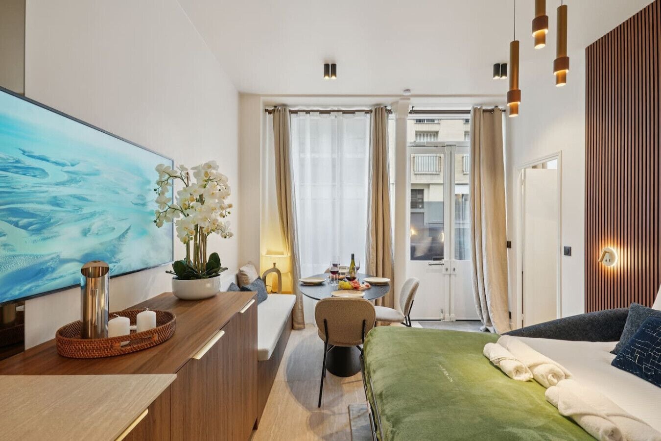 2 chambres, bureau, fer et planche à repasser, lit parapluie