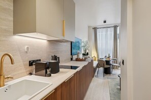 Fridge, microwave, stovetop, dishwasher