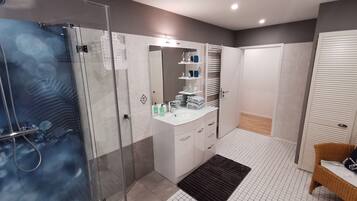 Dusche, Haartrockner, Handtücher