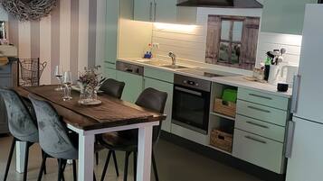 Kühlschrank, Mikrowelle, Ofen, Herdplatte