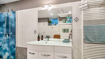 Shower, hair dryer, towels