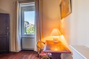 Interior - Bed and Breakfast 'Chambre Spacieuse' with Shared Terrace, Shared Garden and Wi-Fi (Le Teil)