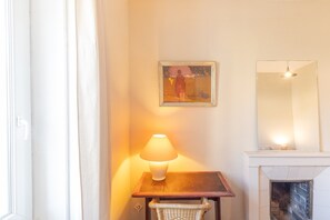 Interior - Bed and Breakfast 'Chambre Spacieuse' with Shared Terrace, Shared Garden and Wi-Fi (Le Teil)