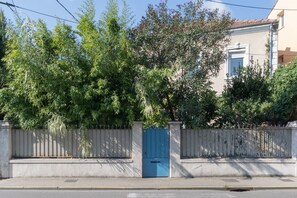 Property grounds - Bed and Breakfast 'Chambre Spacieuse' with Shared Terrace, Shared Garden and Wi-Fi (Le Teil)