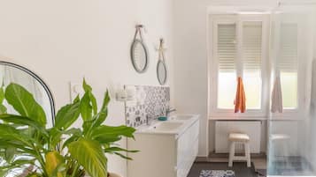 Een douche, een haardroger, handdoeken