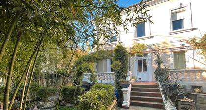 Apartment 'Bleue' with Shared Terrace, Shared Garden and Wi-Fi