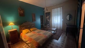 Tabla de planchar con plancha, wifi y ropa de cama