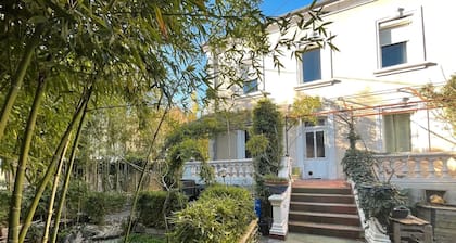 Appartement 'Bleue' avec terrasse partagée, jardin partagé et Wi-Fi