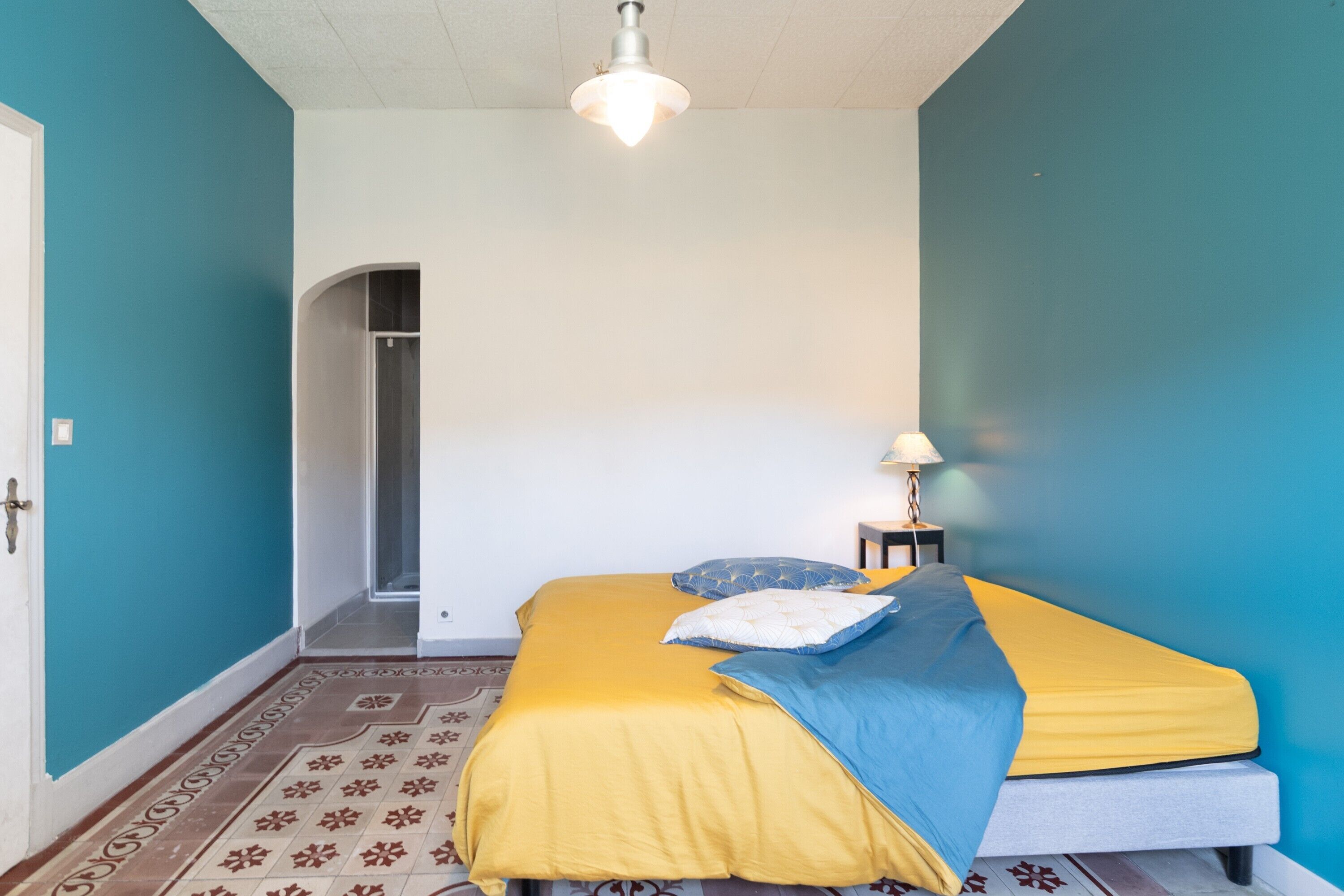 1 habitación, tabla de planchar con plancha, wifi y ropa de cama 