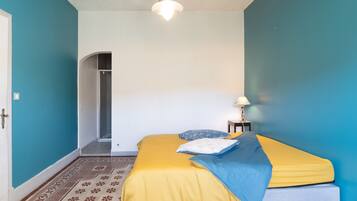 1 habitación, tabla de planchar con plancha, wifi y ropa de cama