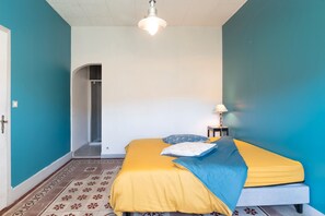 1 dormitorio, tabla de planchar con plancha, wifi y ropa de cama