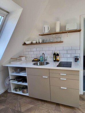 Fridge, stovetop, coffee/tea maker, electric kettle