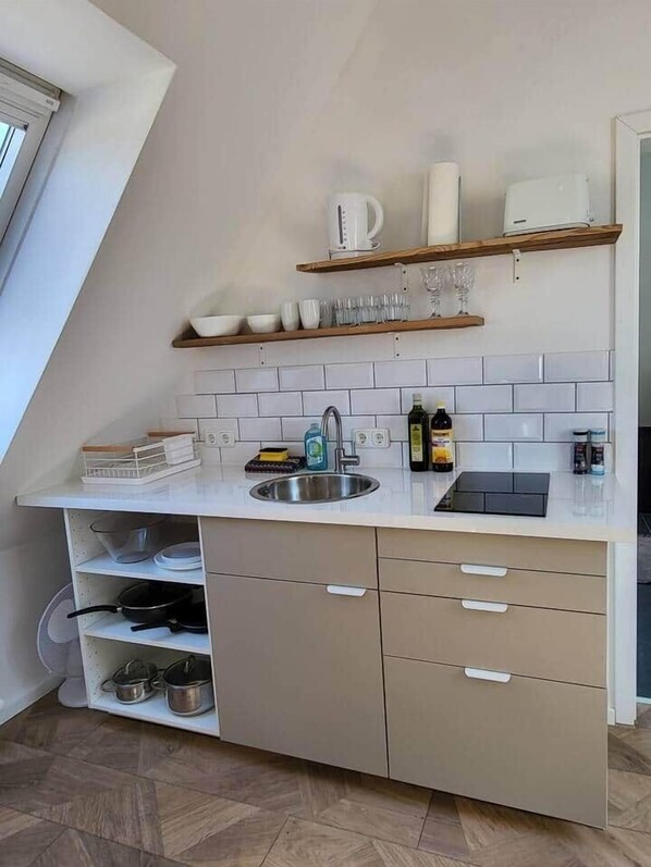 Fridge, stovetop, coffee/tea maker, electric kettle