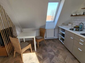 Fridge, stovetop, coffee/tea maker, electric kettle