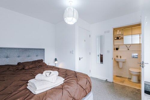 Luxury 2br in Salford, Slps 6, Wifi, Parking & ps5
