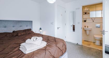 Luxury 2br in Salford, Slps 6, Wifi, Parking & ps5