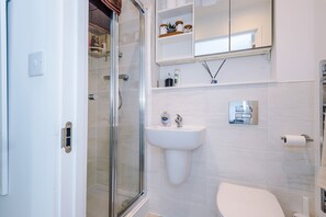 Shower, towels - Luxury 2br in Salford, Slps 6, Wifi, Parking & ps5 (Salford)